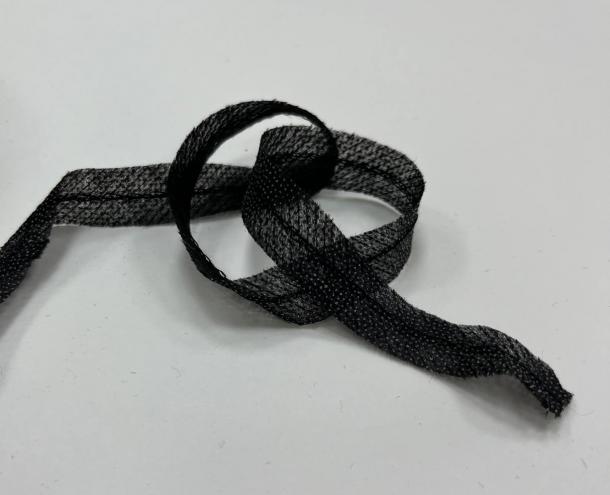 Лента IdealTex нитепрошивная клеевая по косой с нитью 15мм Черный ЛН005